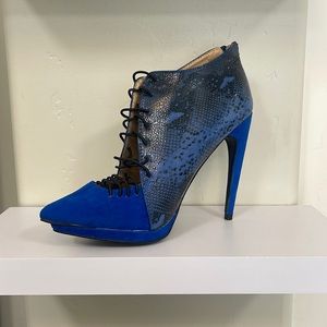 Shoes are in good condition. Hardly worn. Royal blue snake print heels.